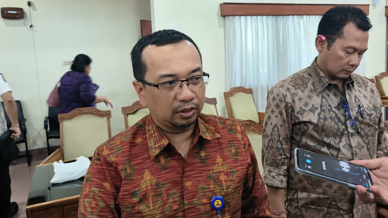 Kepala BWS Bali-Penida Gunawan Suntoro menjelaskan BWS akan Mengeruk sendimentasi di Waduk Muara Tukad Badung