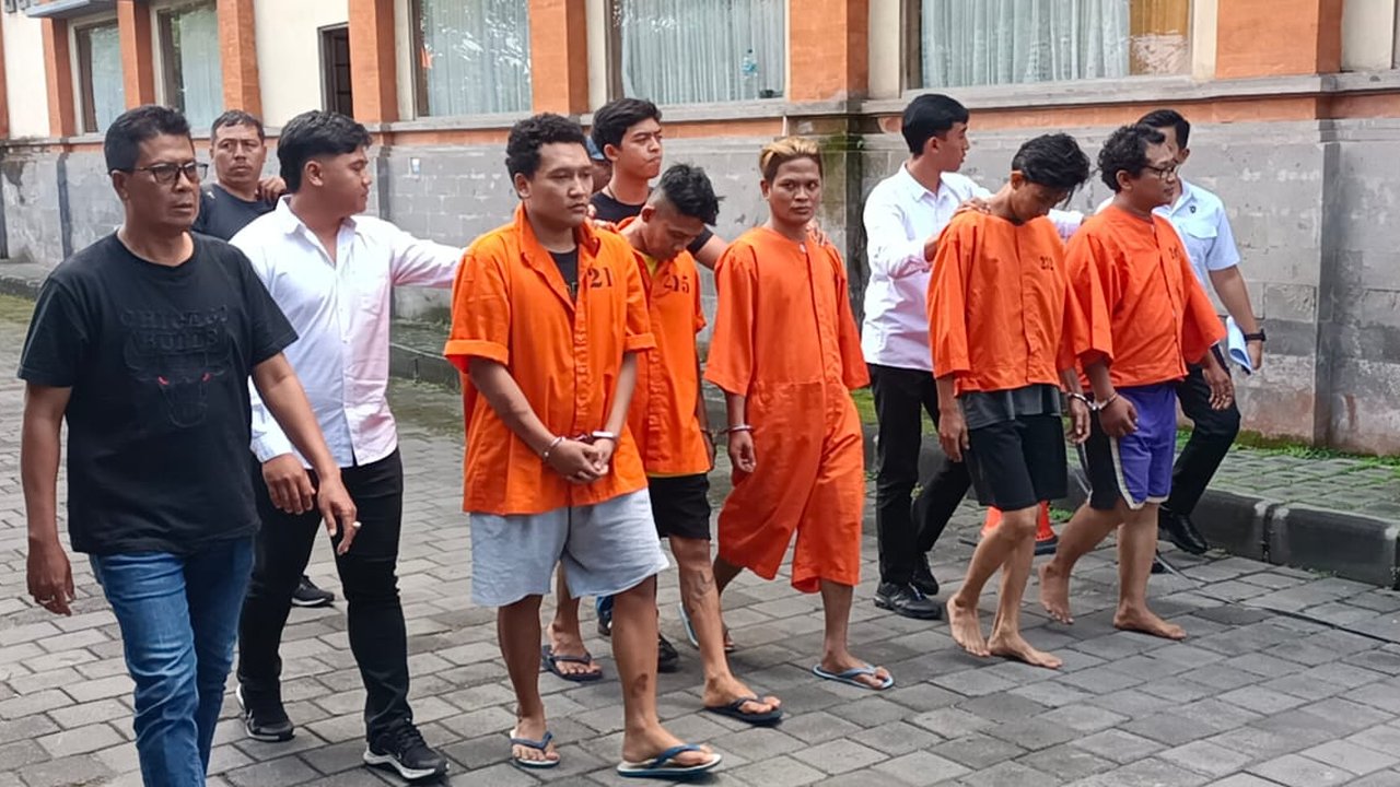 Para pelaku curanmor dan curas akibatkan nenek tewas saat diamankan di Mapolsek Denpasar Selatan, Rabu (17/9)