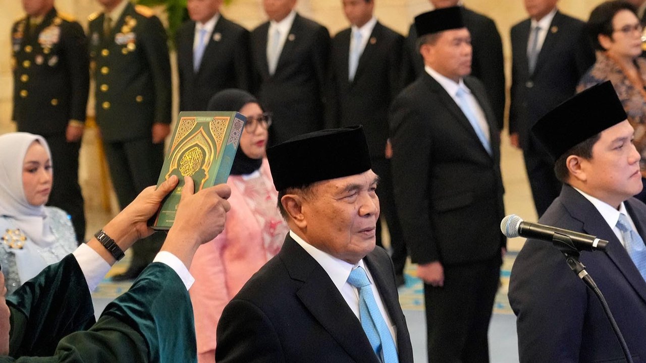 Menteri Koordinator Politik dan Keamanan yang baru dilantik, Djamari Chaniago (tengah), dan Menteri Pemuda dan Olahraga, Erick Thohir (kanan) saat upacara pelantikan di Istana Kepresidenan, Jakarta, Rabu (17/09/2025).