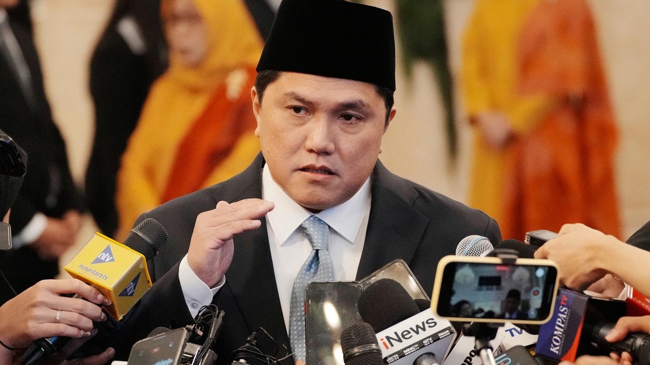 Menteri Koordinator Politik dan Keamanan yang baru dilantik, Djamari Chaniago (tengah), dan Menteri Pemuda dan Olahraga, Erick Thohir (kanan) saat upacara pelantikan di Istana Kepresidenan, Jakarta, Rabu (17/09/2025).