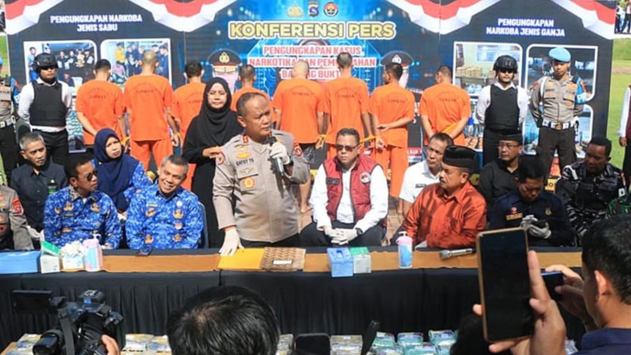 Kapolda Sumbar Irjen Pol Gatot Tri Suryanta  saat konferensi pers pengungkapan kasus peredaran narkotika sepanjang Juli hingga September 2025 di Mapolda Sumbar, Padang. Rabu (17/9/2025).