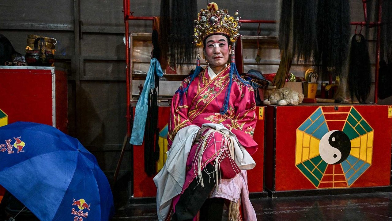 Penari opera tradisional Tiongkok dari Dongshan, Tiongkok merias wajah sebelum tampil pada hari pertama pertunjukan untuk komunitas Tionghoa di Vihara Budhi Dharma di Tandem, Sumatera Utara (16/09/2025).