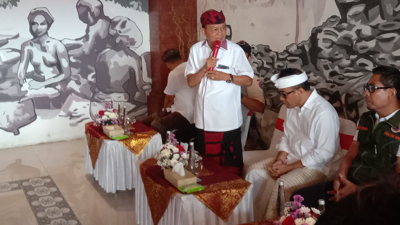 Gubernur Bali Wayan Koster saat memberikan sambutan di Pasar Kumbasari, Kamis (18/9)