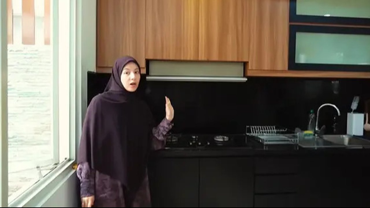 Potret Dapur Rumah Baru Natasha Rizky (created by AI)