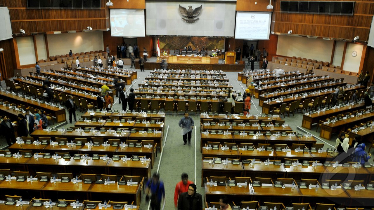 Ketua DPR RI Setya Novanto (kanan) menyampaikan pidato saat sidang paripurna di Komplek Parlemen, Jakarta. Jumat (24/04/2015). Sidang Paripurna yang beragendakan Laporan Komisi III DPR RI terhadap Hasil Pembahasan atas RUU. (Liputan6.com/Andrian M Tunay)