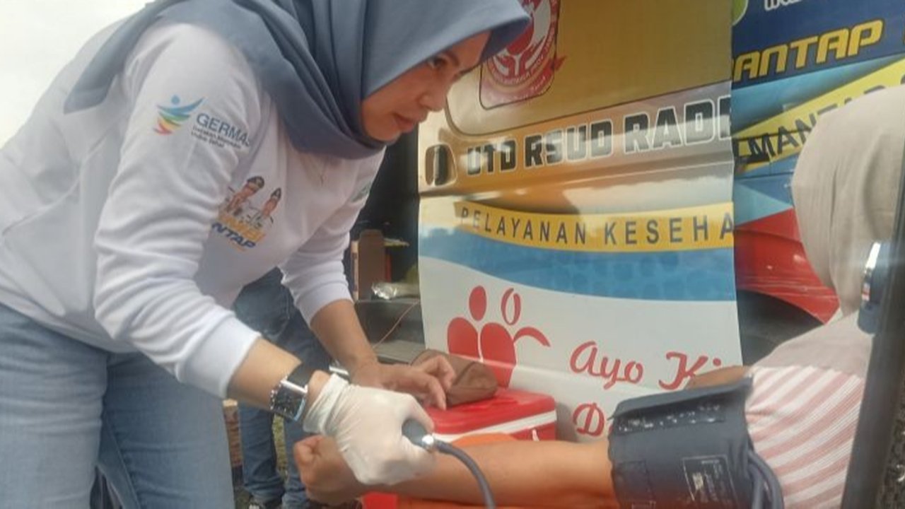 Pemerintah Provinsi Jambi menggelar aksi donor darah besar-besaran untuk memenuhi kebutuhan stok darah di RSUD Raden Mattaher. Simak bagaimana kegiatan ini membantu menyelamatkan banyak nyawa!