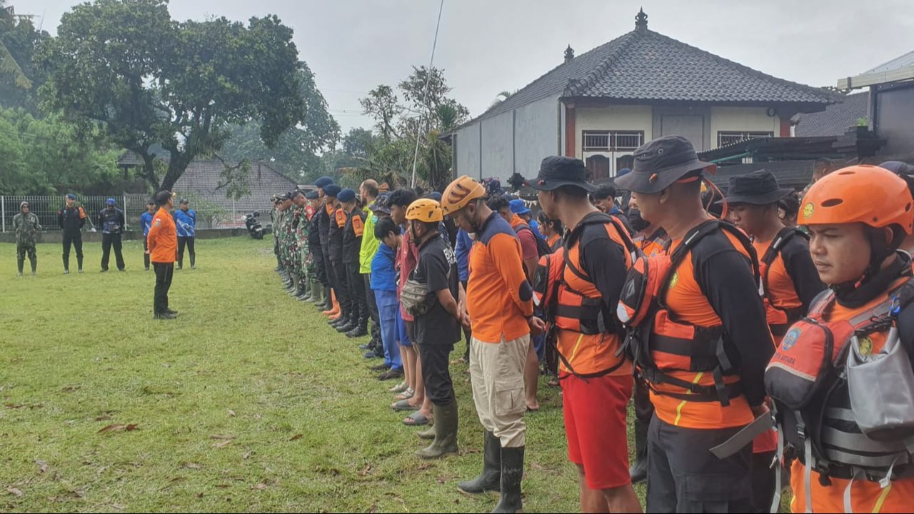 Tim SAR gabungan saat melakukan pencarian korban di wilayah Kabupaten Badung dan Kota Denpasar, Kamis (18/9)