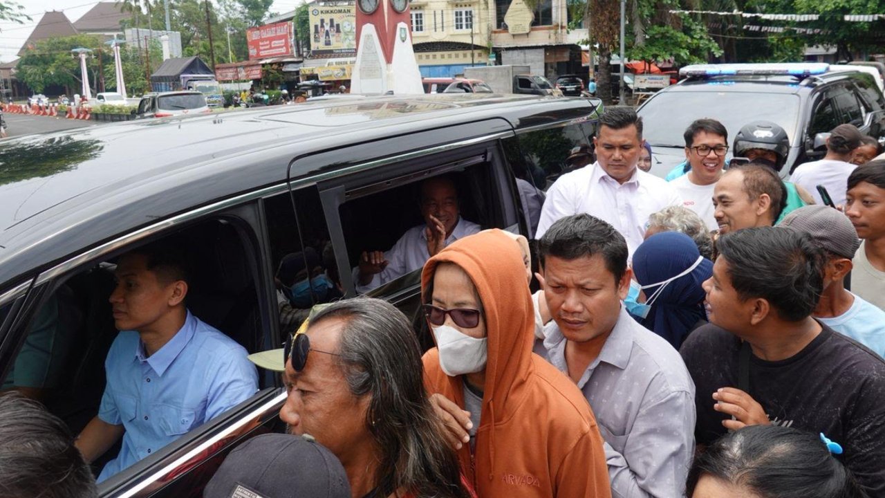 Pensiun Jadi Presiden, Jokowi Masih Rajin Bagi-Bagi Sembako