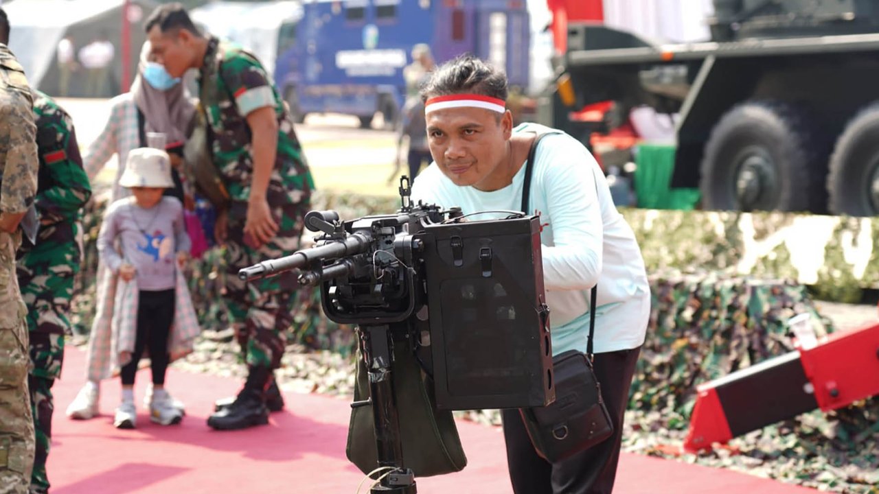 Warga menyaksikan senjata tempur TNI AD di Pintu Timur Silang Monas, Jakarta Pusat, Kamis (19/09/2025).