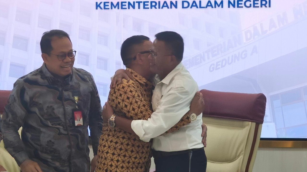 VIDEO: Wali Kota Prabumulih Minta Maaf Usai Heboh Pecat Kepsek SMP, Berakhir Pelukan