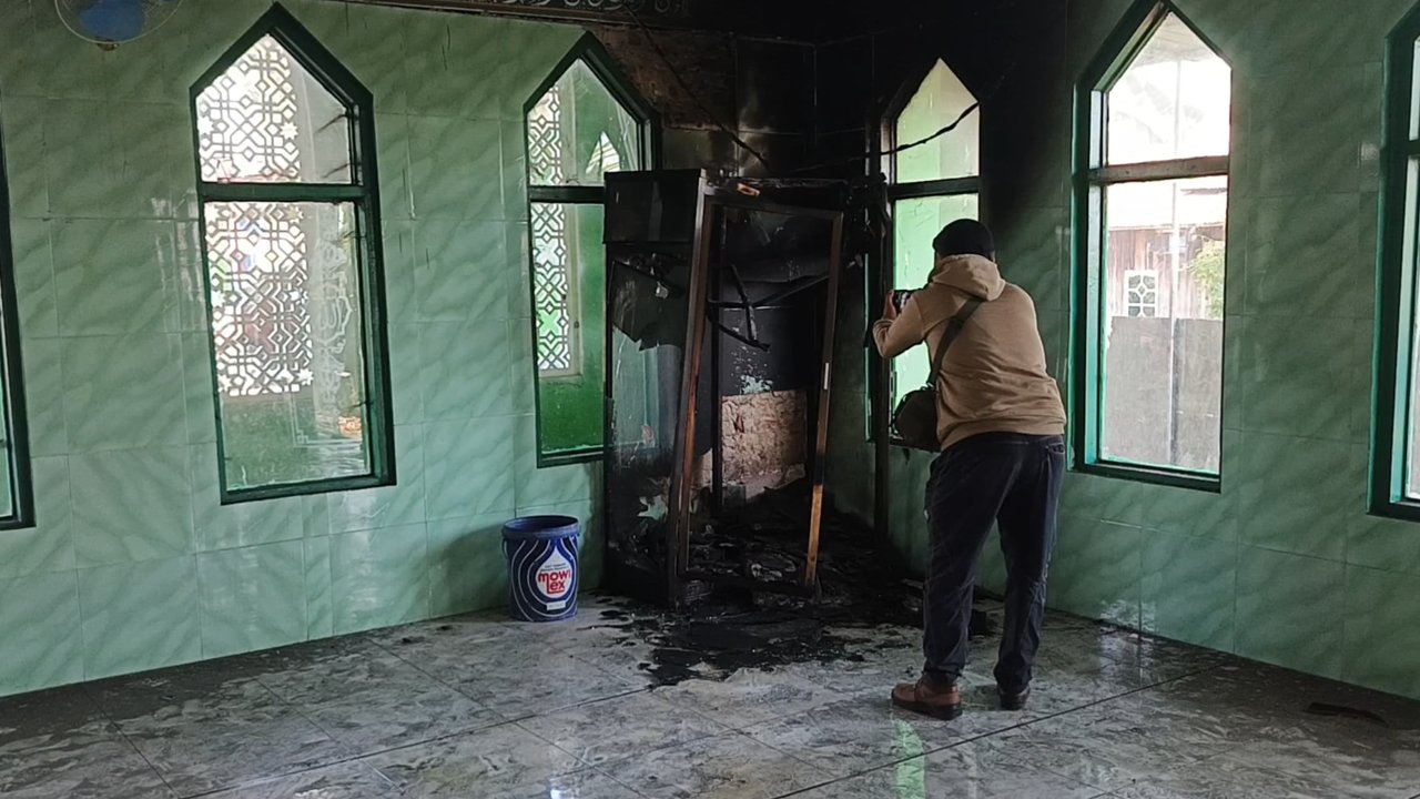 Terekam CCTV, Pelaku Pembakaran Saf Masjid di Maros Beraksi Sebelum Azan Subuh