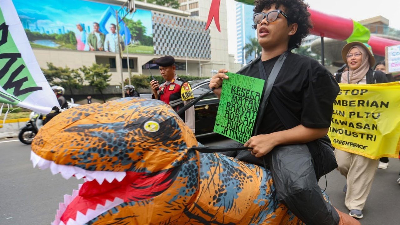 Massa aksi darurat perubahan iklim saat melakukan long march dari terowongan Kendal menuju   Patung Kuda, di jalan MH Thamrin, Jakarta (19/09/2025).