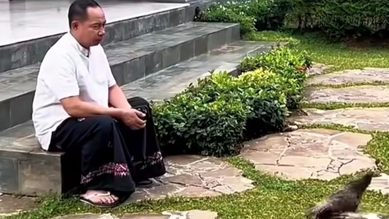 Gaya Santai Panglima TNI di Rumah Disorot, Sarungan Sambil Lihat Hewan Peliharaan
