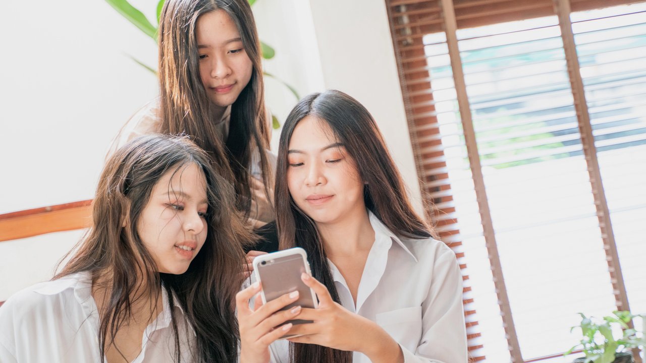 Sejumlah wanita memanfaatkan smartphone untuk belanja online.