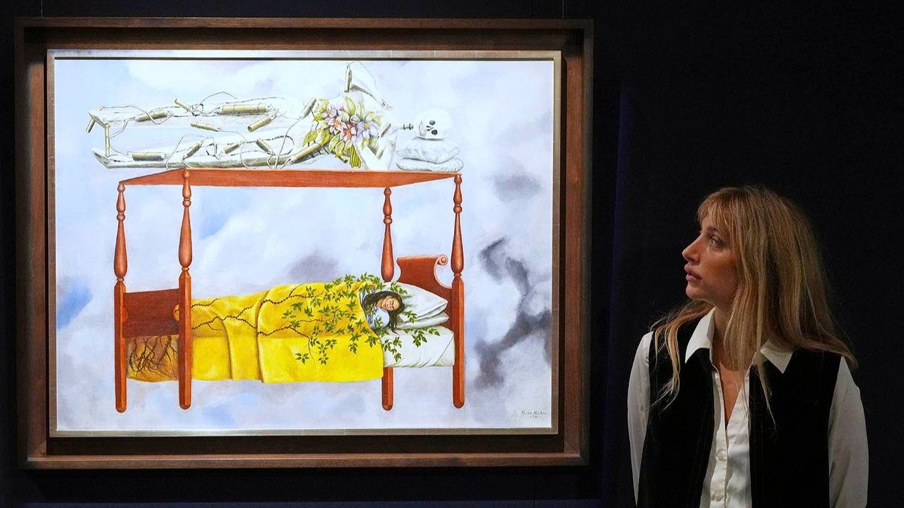 Lukisan karya Frida Kahlo berjudul El Sueño (La Cama) dipajang di balai lelang Sotheby's, New York, AS, Jumat (19/09/2025).