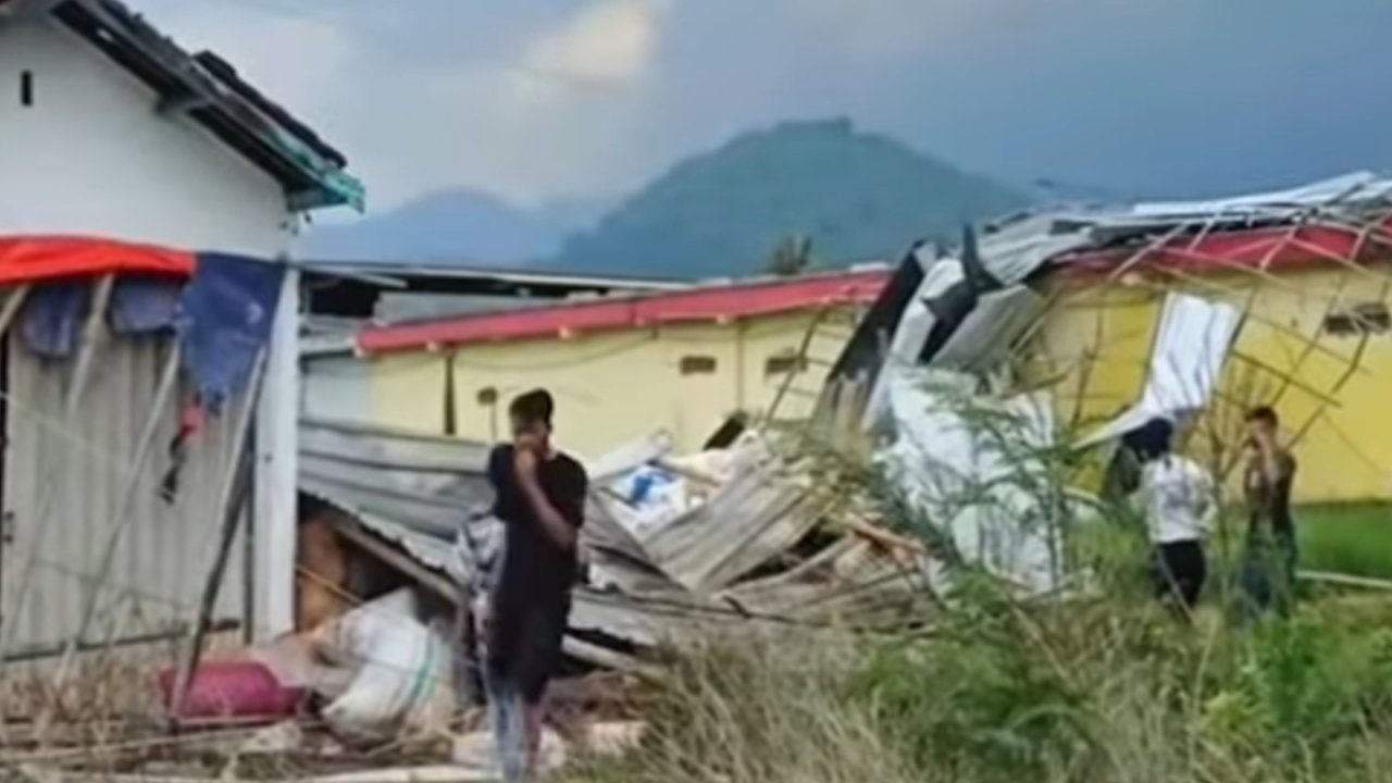 Soreang Bandung Diterjang Puting Beliung, 13 Bangunan Rusak dan 3 Orang Terluka