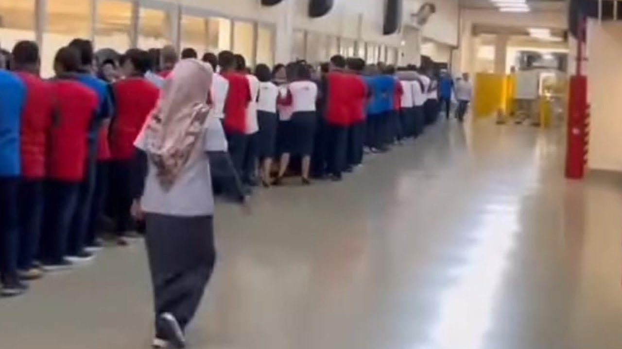 Potongan video viral PHK massal pabrik rokok