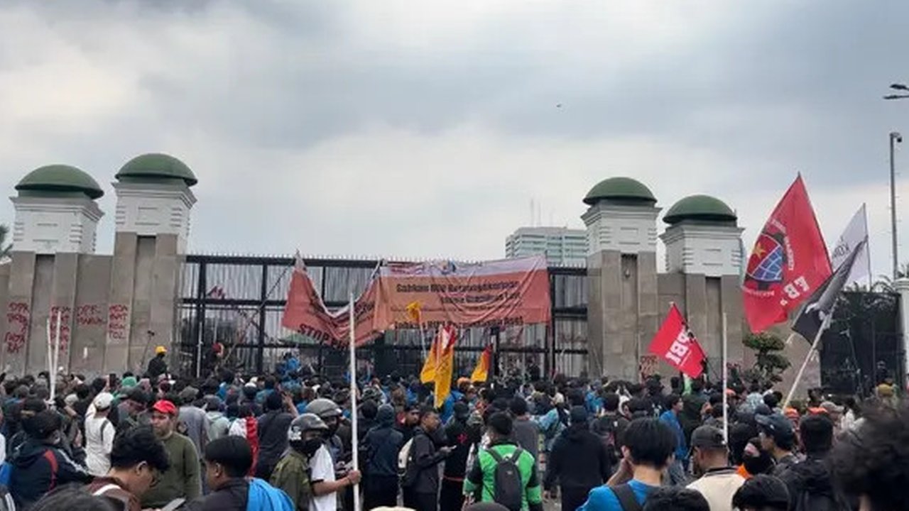 Massa unjuk rasa di depan Kompleks DPR/MPR Jalan Gatot Subroto, Senayan Jakarta Selatan mulai ricuh. Sejumlah pendemo tampak melakukan tindakan anarkis dengan melakukan pelemparan botol. (Lip