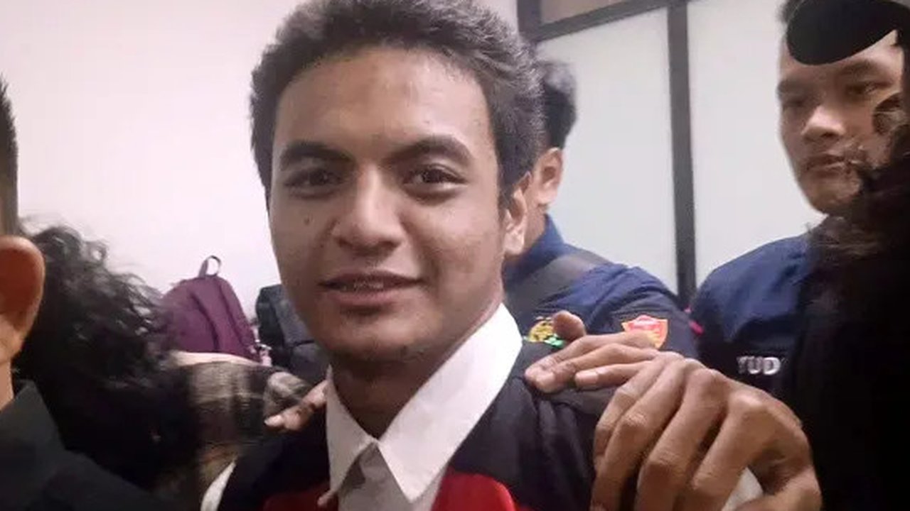 Vadel Badjideh jalani sidang lanjutan kasus dugaan pencabulan dan aborsi dengan korban putri Nikita Mirzani. Dalam sidang yang digelar tertutup, ia bersaksi.