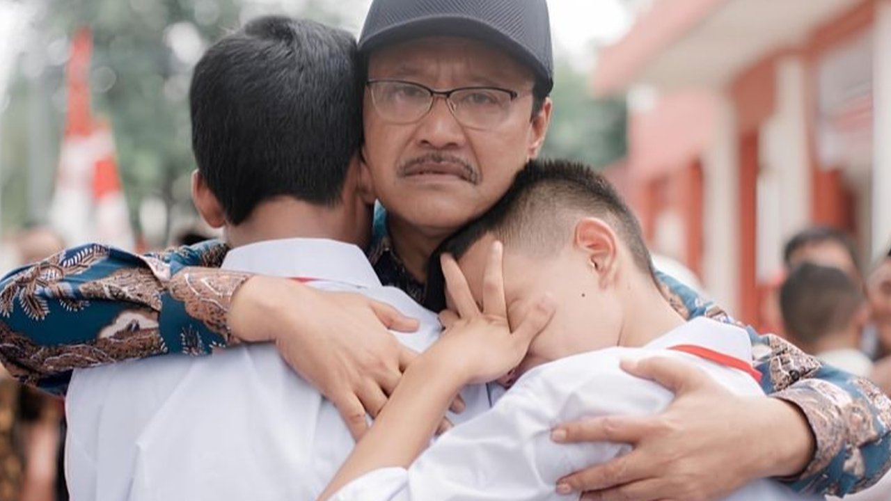 Menteri Sosial Gus Ipul baru saja mengunjungi Sekolah Rakyat 33 Tangsel, disambut hangat para siswa. Temukan bagaimana inisiatif Sekolah Rakyat ini memberikan harapan baru bagi pendidikan di Indonesia.