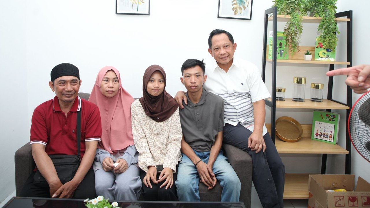 Mendagri Saksikan Penyerahan Rumah untuk Keluarga Almarhum Affan Kurniawan