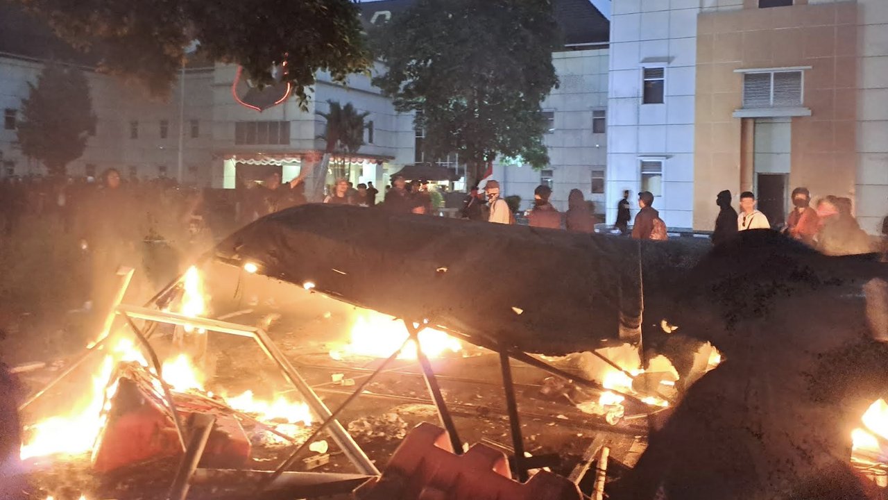 Demo Ricuh di Yogyakarta, Mobil Sedan Dibakar