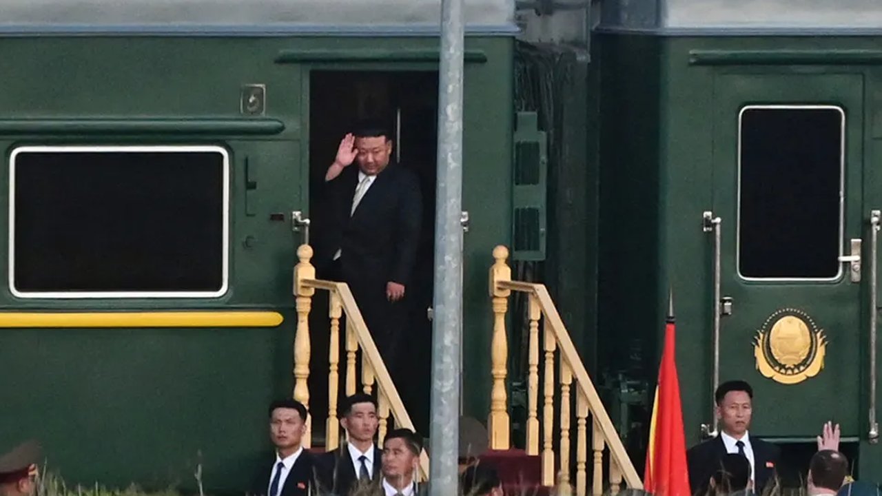 Pemimpin Korea Utara Kim Jong Un melambaikan tangan di stasiun kereta Dong Dang di Dong Dang, Vietnam, Sabtu, (2 /3). Kim Jong Un mengakhiri KTT dengan Presiden AS Donald Trump di Hanoi dan k