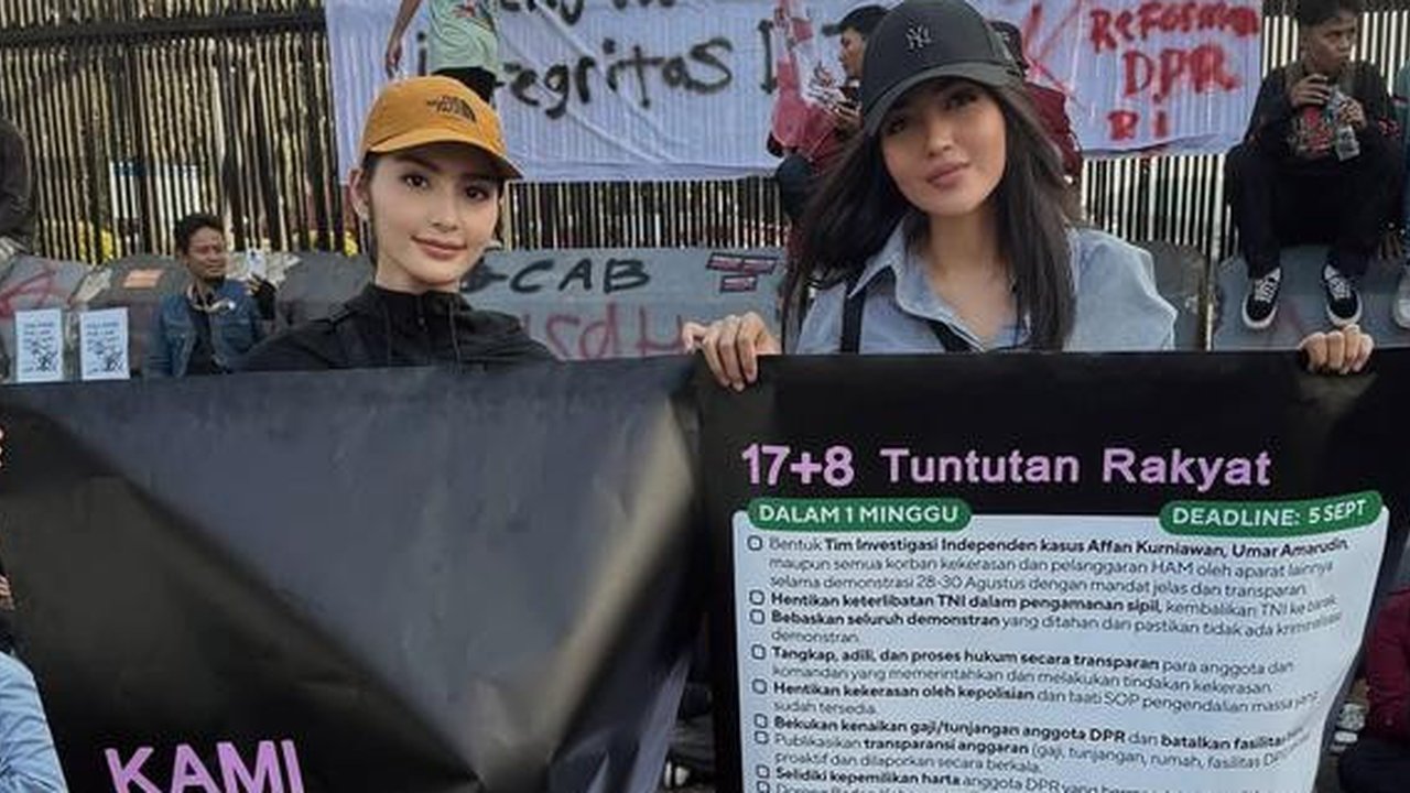 Debi Sagita turun ke jalan ikut demo gaungkan '17+8 Tuntutan Rakyat'. [IG: @debisagita]