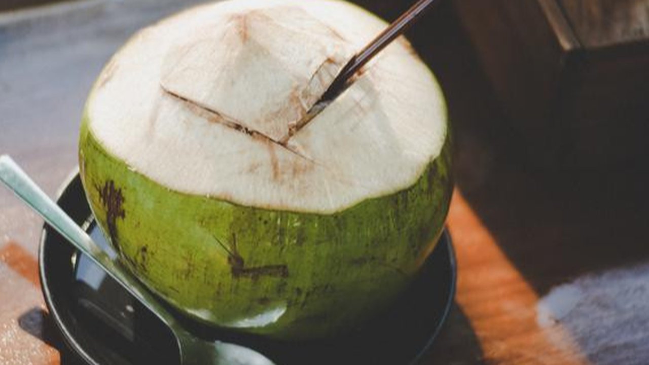 Ilustrasi air kelapa. (Image by jcomp on Freepik)