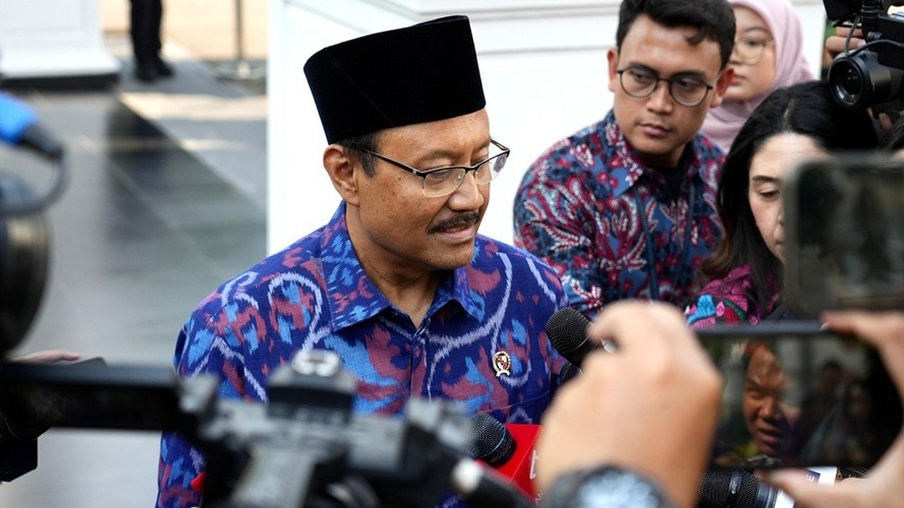 Menteri Sosial Saifullah Yusuf (Gus Ipul) usai mengikuti rapat terbatas dengan Presiden di Istana Negara