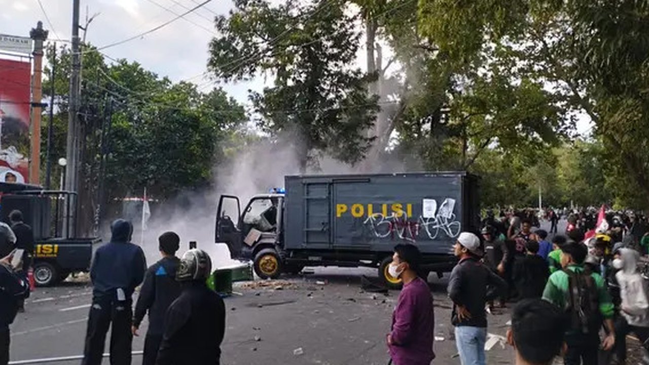 Seorang petugas keamanan (satpam) bernama Imron yang bertugas di Gedung DPRD Kabupaten Cirebon, Jawa Barat, harus kehilangan sepeda motor saat demo ricuh. (Antara)