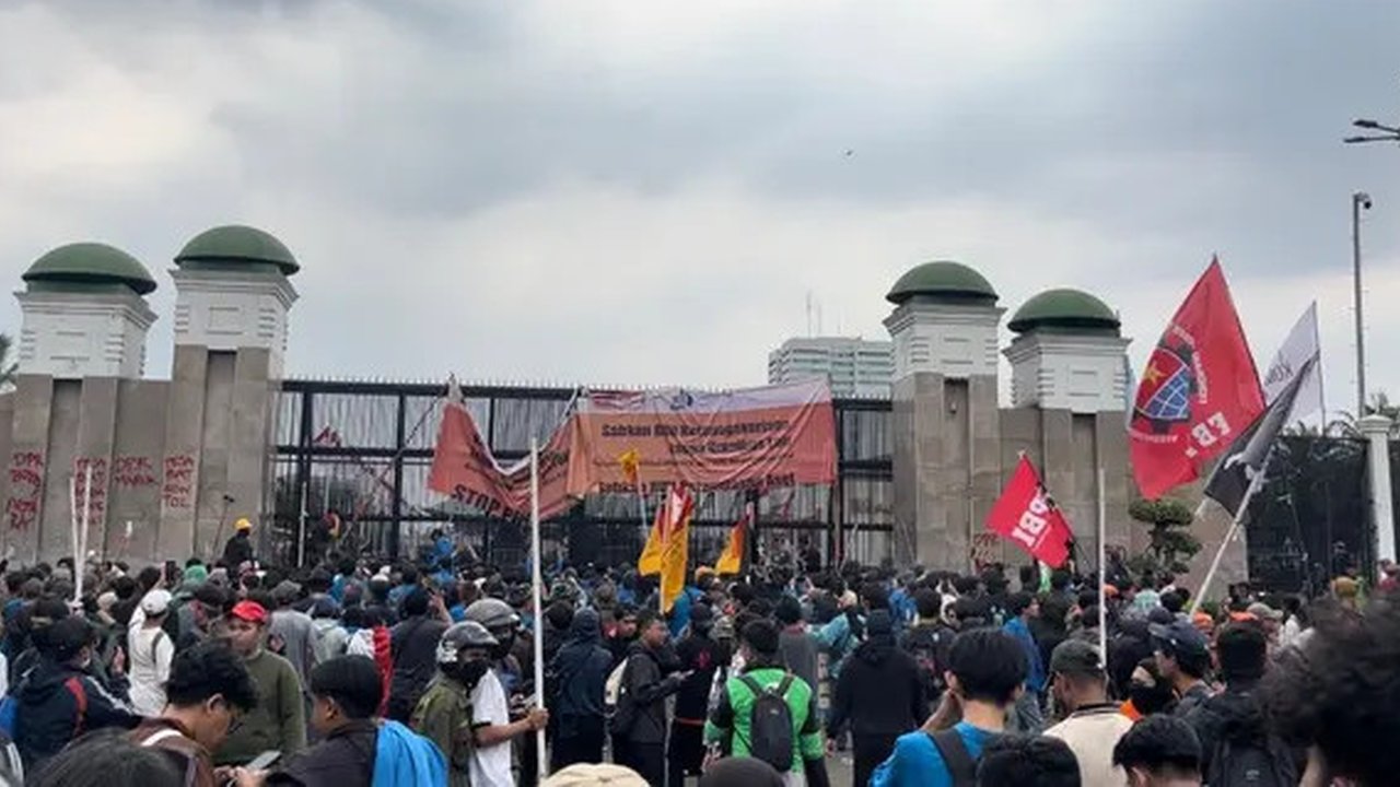 Usai aksi unjuk rasa mahasiswa di depan gedung Majelis Permusyawaratan Rakyat (MPR), Dewan Perwakilan Rakyat (DPR) dan Dewan Perwakilan Daerah (DPD), Jakarta, Kamis (28/8/2025) dibubarkan, se