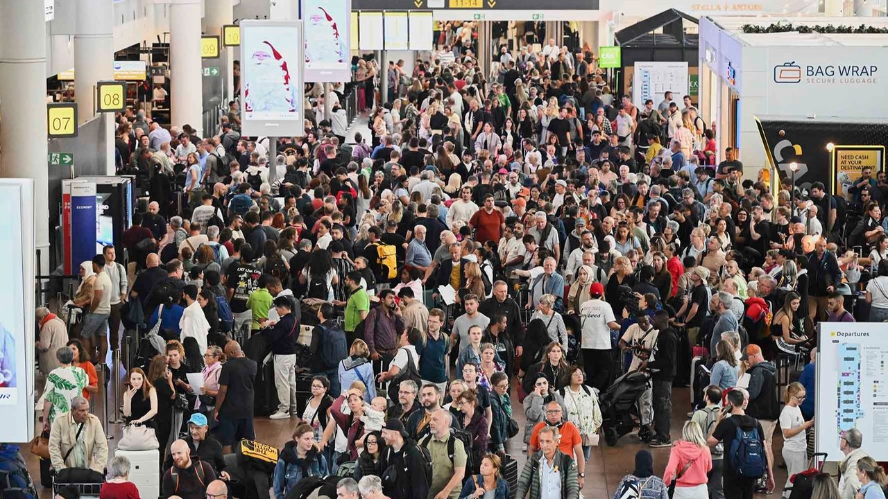 Calon penumpang berkumpul setelah serangan siber yang menyebabkan keterlambatan penerbangan di Bandara Internasional Brussels di Zaventem, Sabtu (20/9/2025).