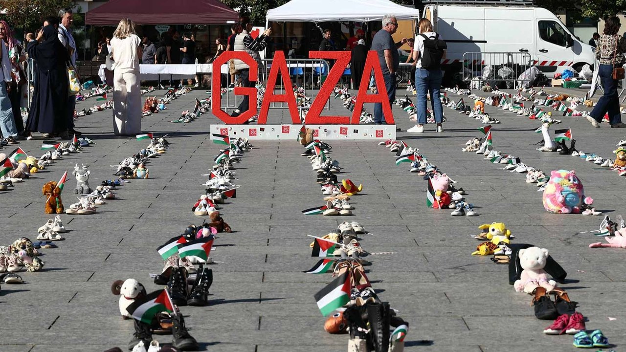 Sepatu-sepatu dibentangkan sebagai aksi simbolis mengenang puluhan ribu warga Palestina yang tewas dalam serangan Israel di Gaza di Place Kleber, Strasbourg, Prancis, Sabtu (20/9/2025).