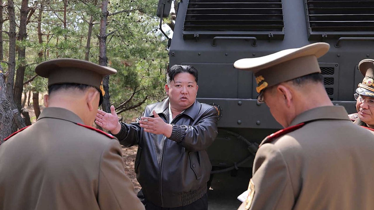Pemimpin Korea Utara Kim Jong Un sedang memeriksa latihan gabungan sistem artileri dan rudal jarak jauh dari divisi front timur Tentara Rakyat Korea, di lokasi yang dirahasiakan di Korea Utara, (08/05/2025).