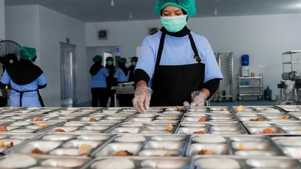 SPPG bertugas mengawasi standar kebersihan, pengelolaan gizi, dan pengolahan limbah di setiap Dapur MBG. (merdeka.com/Arie Basuki)