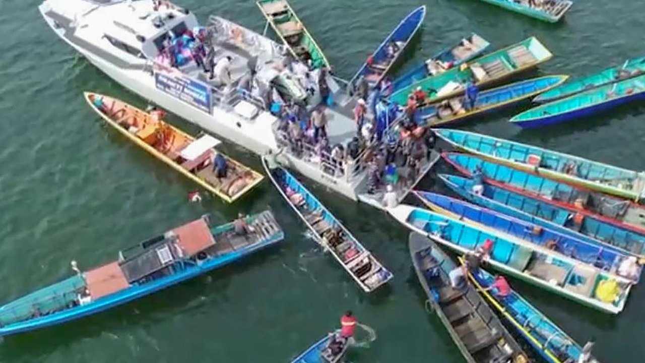 Anggota Satgas Operasi Trisila dan Lanal Balikpapan TNI AL melakukan  bakti sosial pembagian 250 paket sembako kepada nelayan di Perairan Teluk Balikpapan, Jumat (19/09/2025)/