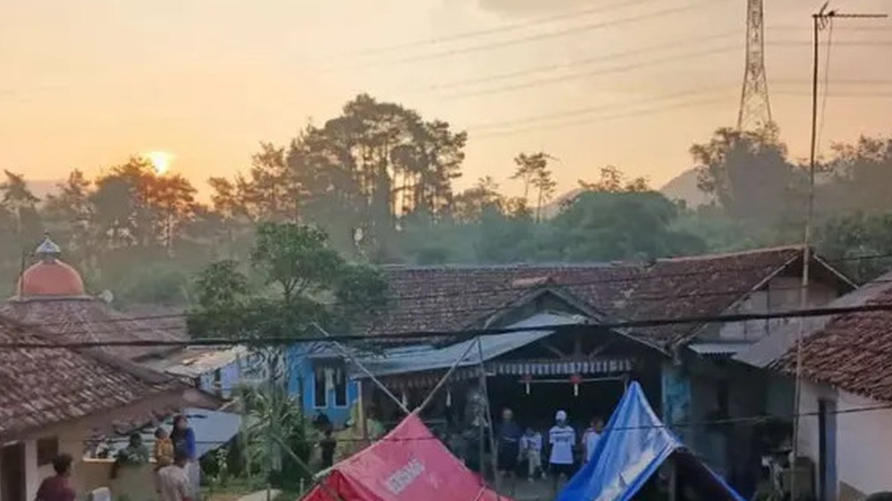 sejumlah warga di Kabupaten Bogor memilih tinggal di tenda darurat, yang terbuat dari terpal. (Foto: Istimewa)