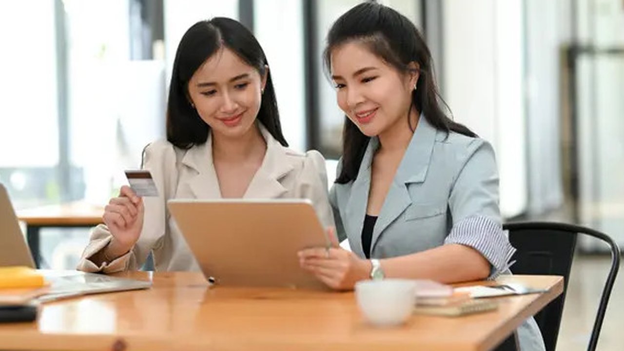 Ilustrasi karyawan kantor sedang melakukan aktivitas perbankan. (BongkarnGraphic/DepositPhotos.com)