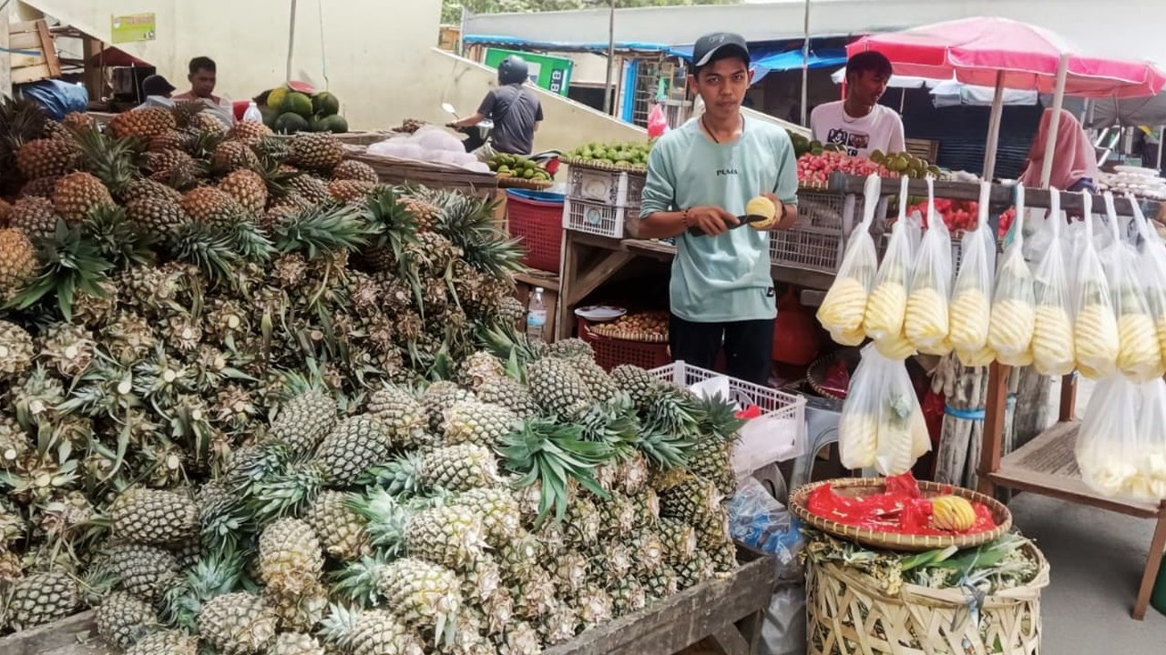 Kisah Pedagang Nanas di Pasar yang Kini Berkembang Hingga Buka Lapangan Kerja Berkat KUR BRI