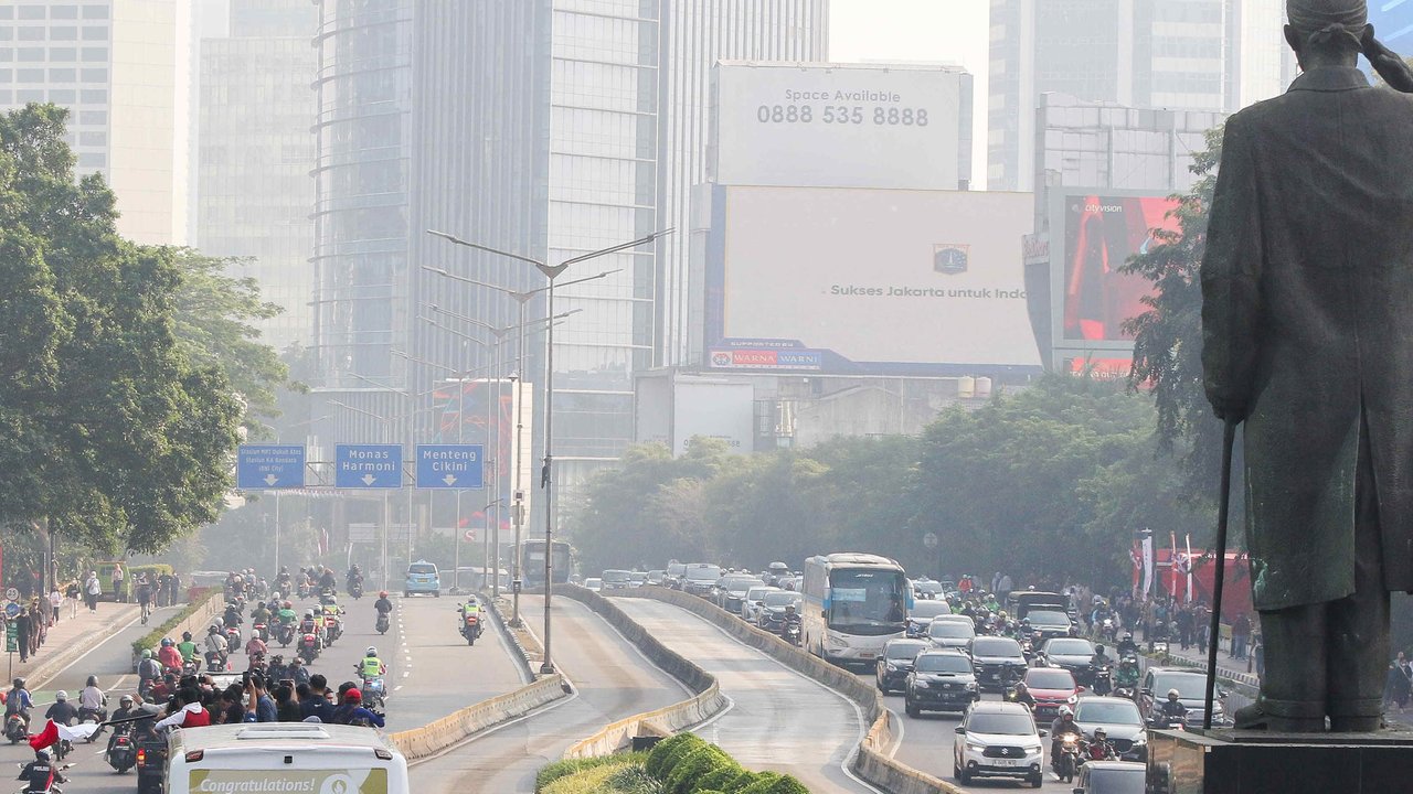 Pawai kemenangan peraih medali Olimpiade Paris 2024 melintas di Jalan Jenderal Sudirman, Jakarta, Kamis (15/8/2025). (Liputan6.com/Herman Zakharia)