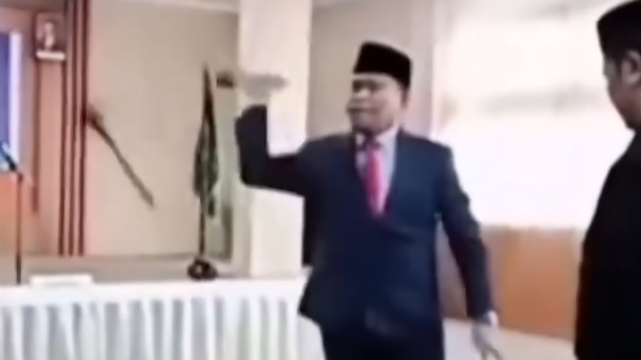 <p>Viral video lempar mikrofon beserta tiangnya yang dilakukan oleh Kepala Kanwil Kemenag NTB Zamroni Aziz saat melantik pejabat di Dompu, NTB. (Istimewa)</p>