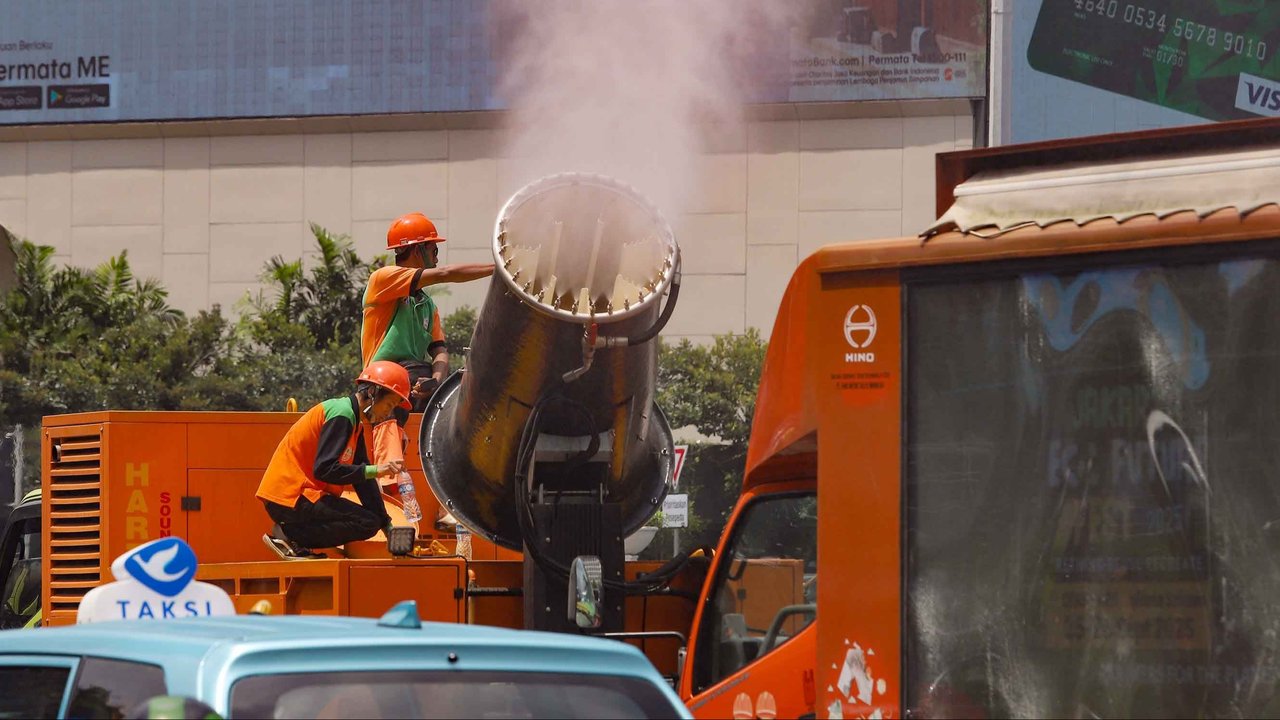 Petugas Dinas Lingkungan Hidup (DLH) DKI Jakarta menyemprotkan water mist di sepanjang Jalan Thamrin dan kawasan Bundaran HI, Jakarta, Senin (22/9/2025).