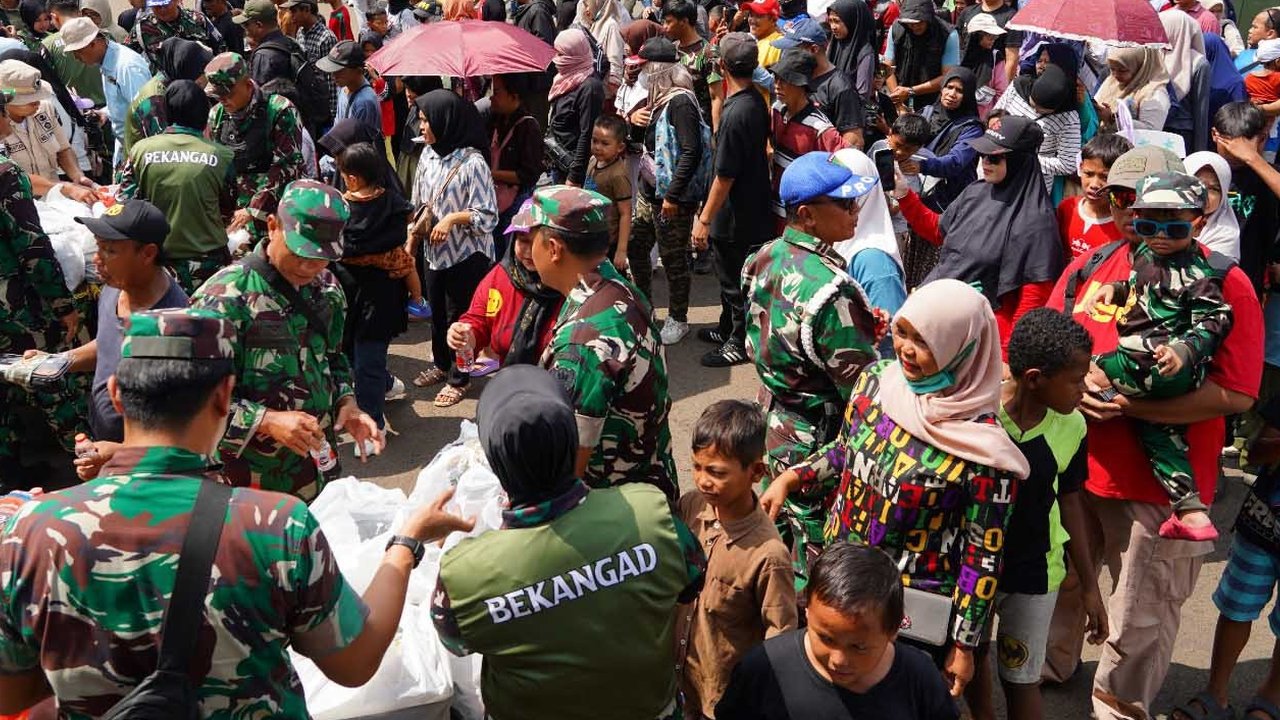 Warga mendapatkan nasi boks gratis yang disediakan  Pusbekangad TNI AD saat pelaksanaan TNI AD Fair 2025 di Monas, Minggu (21/09/2025).