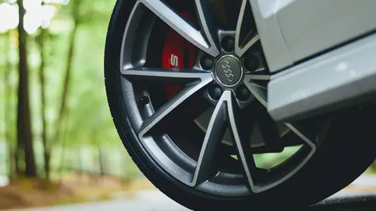 Ilustrasi Ban Mobil Credit: unsplash.com/Chinmay