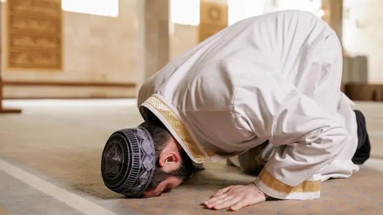Ilustrasi muslim salat, duha. (Foto oleh Alena Darmel: https://www.pexels.com/id-id/foto/pria-orang-dalam-ruangan-muslim-8164381/)
