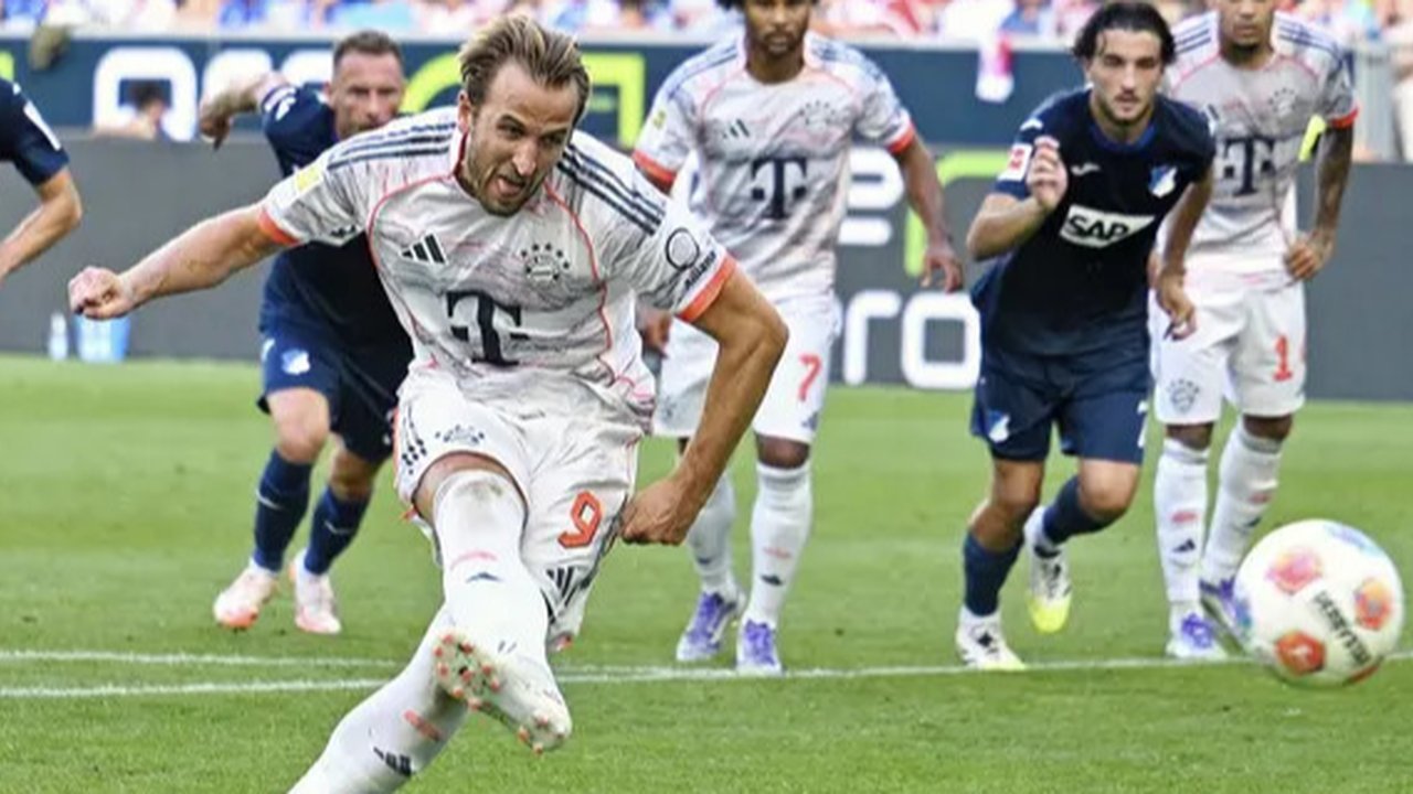 Harry Kane mengeksekusi penalti dalam laga Hoffenheim vs Bayern Munchen di Bundesliga 2025/2026, Sabtu (20/9/2025). (Uwe Anspach/dpa via AP)