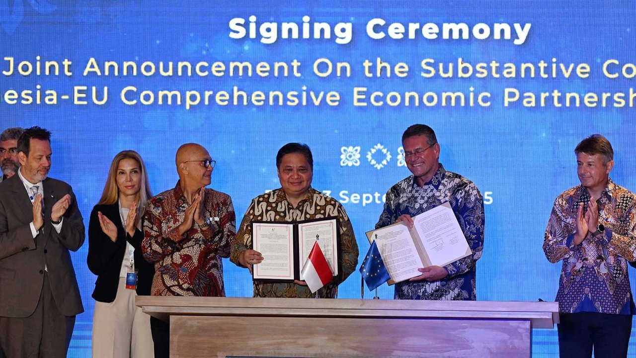 Menteri Koordinator Bidang Perekonomian Indonesia, Airlangga Hartarto dan Komisioner Uni Eropa untuk Perdagangan dan Keamanan Ekonomi, Hubungan Antarlembaga, dan Transparansi, Maros Sefcovic  saat penandatanganan Perjanjian Kemitraan Ekonomi Komprehensif Indonesia-Uni Eropa di Nusa Dua, Bali, Selasa (21/09/2025).