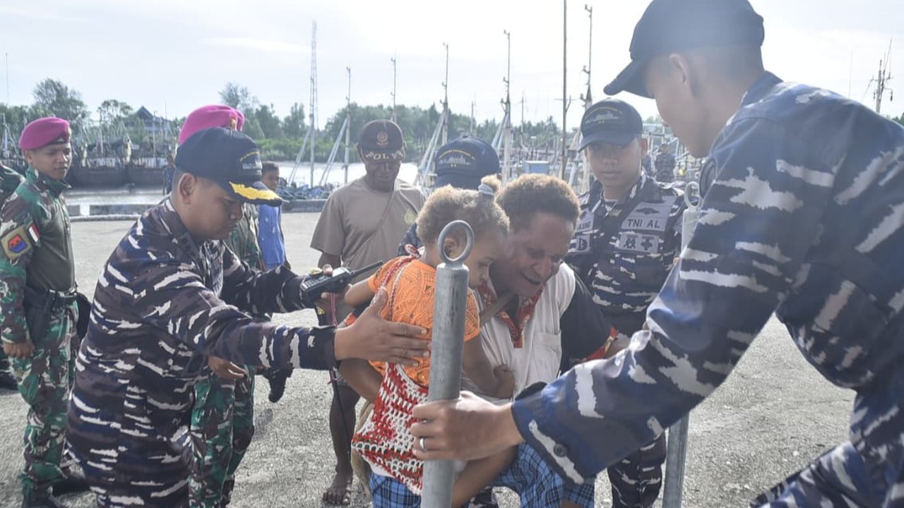 Kemhan Inisiasi Bakti Sosial dan Kesehatan di Wanam, Kapal RS KRI Wahidin Sudirohusodo Layani Warga Papua