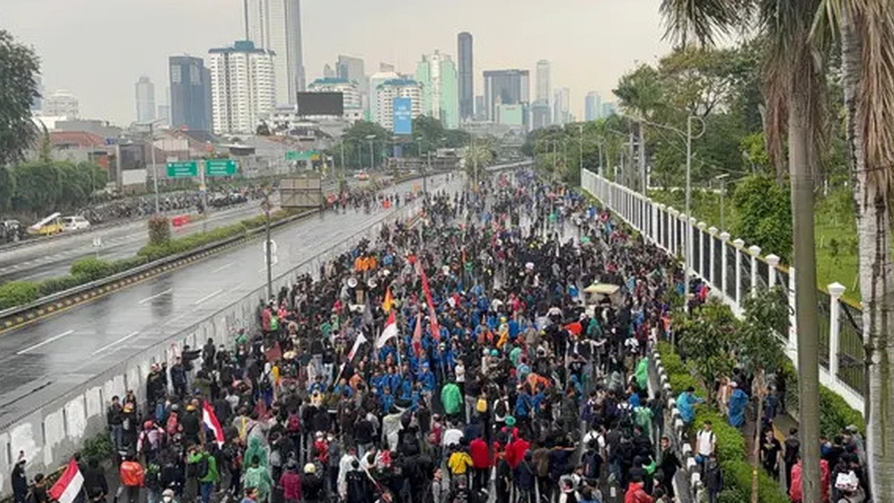 Massa unjuk rasa di depan Kompleks DPR/MPR Jalan Gatot Subroto, Senayan Jakarta Selatan mulai ricuh. Sejumlah pendemo tampak melakukan tindakan anarkis dengan melakukan pelemparan botol. (Lip